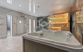 Cinema Studio Room With Spa Facilities For Couples
